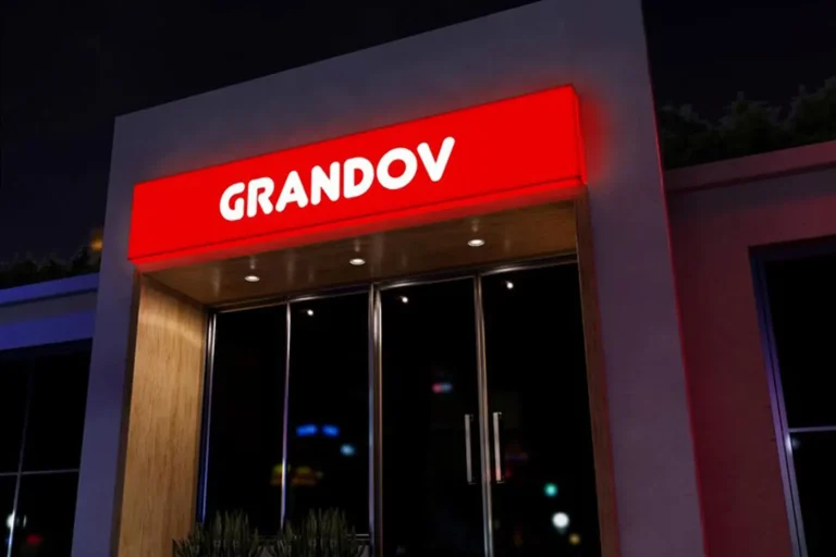 Fachada com letreiro iluminado vermelho