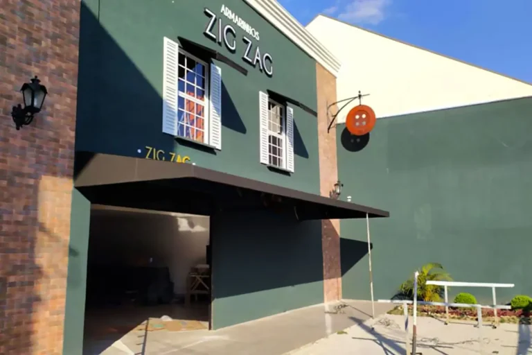 Toldo reto em lona preta na fachada da Zig Zac