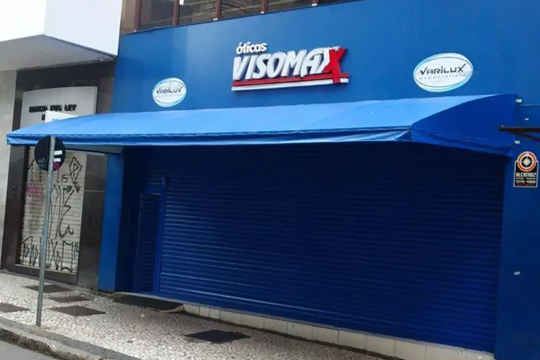 Toldo em lona azul na fachada da Óticas Visomax